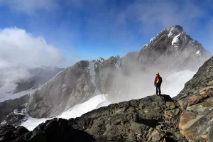 How many days are needed to hike Mount Rwenzori?