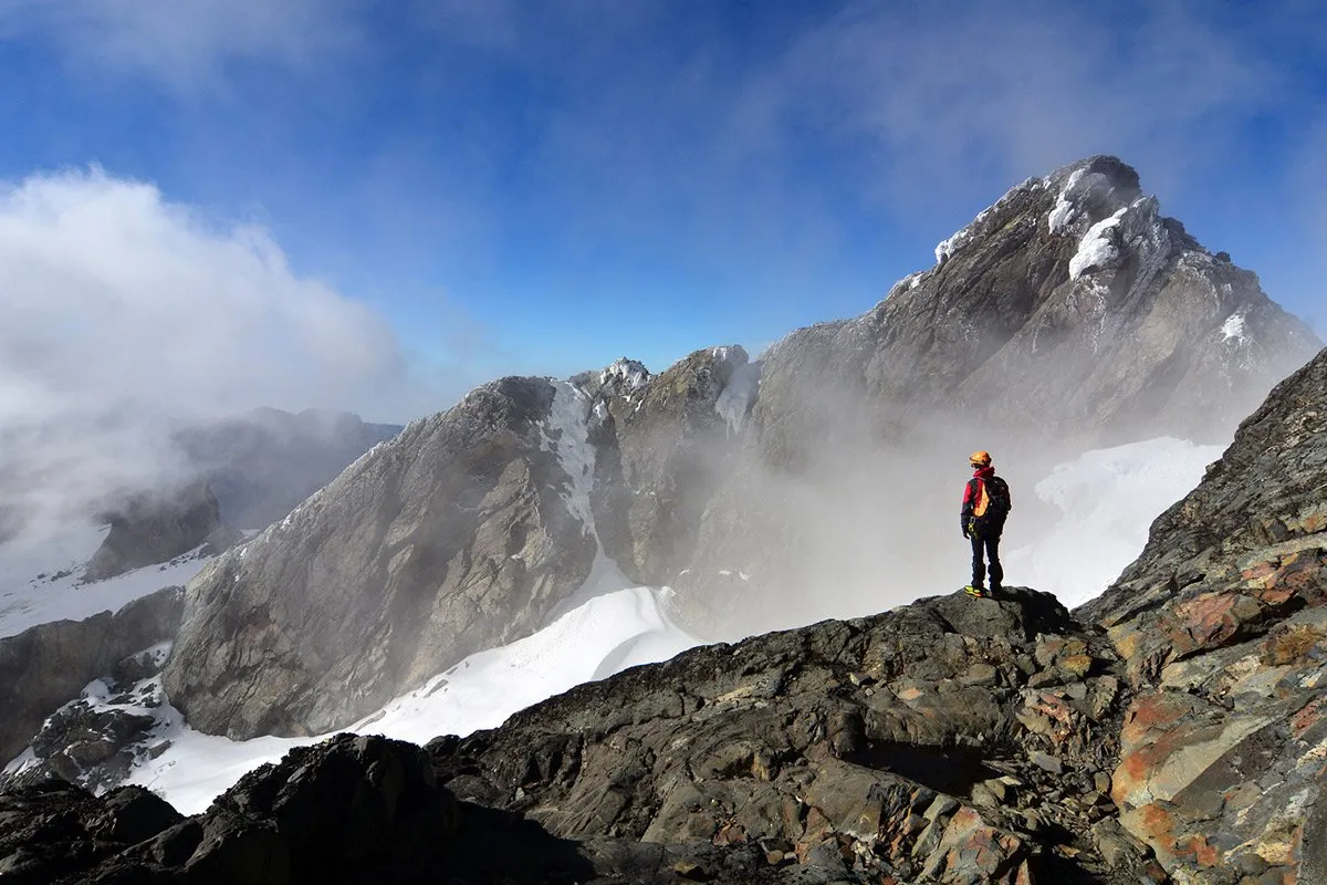 How many days are needed to hike Mount Rwenzori?
